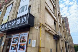 Fachada de hotel con señalización y anuncios.