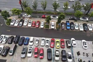Un estacionamiento con varias filas de coches aparcados.