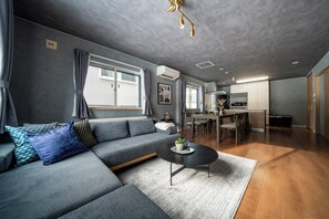 Una televisión de pantalla plana