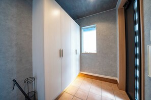 4 bedrooms, desk, iron/ironing board, free WiFi