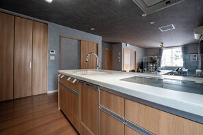 Refrigerador, microondas, placa de cocina, lavavajillas