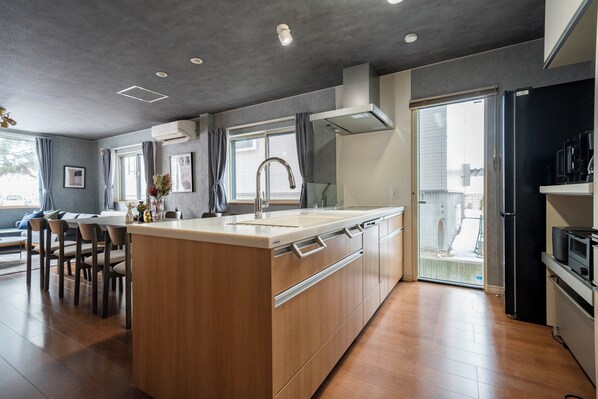 Refrigerador, microondas, placa de cocina, lavavajillas