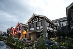 A traditional building with a prominent entrance and a sign above it. - Huayutang Renwen Inn (Luoping)