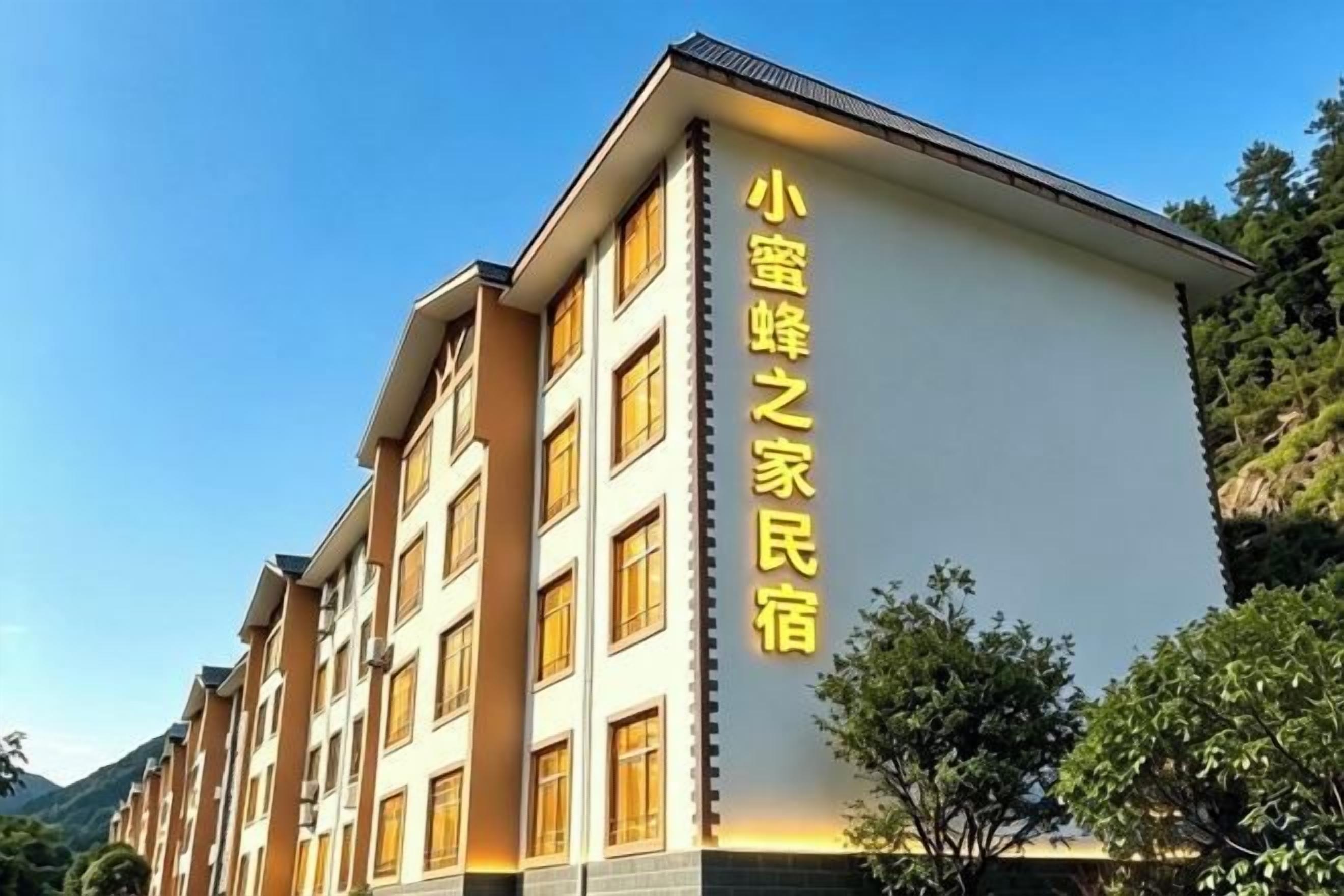 Un edificio de varios pisos con un letrero llamativo en la fachada.