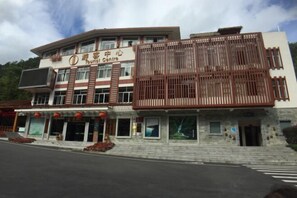 A building with a sign reading "Tourist Centre". - Home of Little Bee Guesthouse (Hezhou)