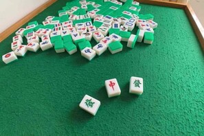 Un terrain de jeu verdoyant parsemé de carreaux, certains regroupés et d’autres isolés.
