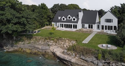 The Rowanwood | Wellington | 4 Bedrooms | Luxury Waterfront