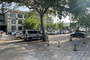المنطقة المحيطة بالمنشأة