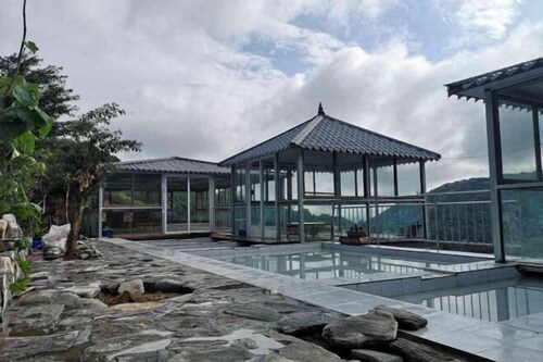 Monkey Mountain Villa Hotel