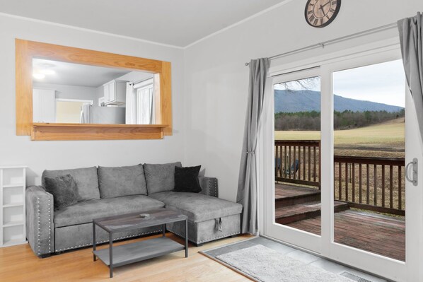 Smart TV - Mountain View River Retreat (Benton)