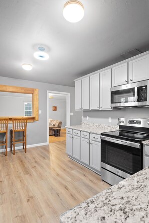 Fridge, microwave, oven, stovetop - Mountain View River Retreat (Benton)