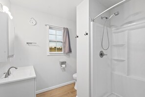 Shower, towels, soap, shampoo - Mountain View River Retreat (Benton)