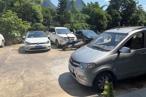 Tempat letak kenderaan sendiri percuma 