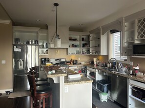 Kühlschrank, Mikrowelle, Ofen, Wasserkocher mit Kaffee-/Teezubehör