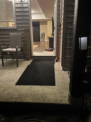 Interior - Lrg 1 bdrm ground level suite with a Private Entry in a forest setting. (Maple Ridge)