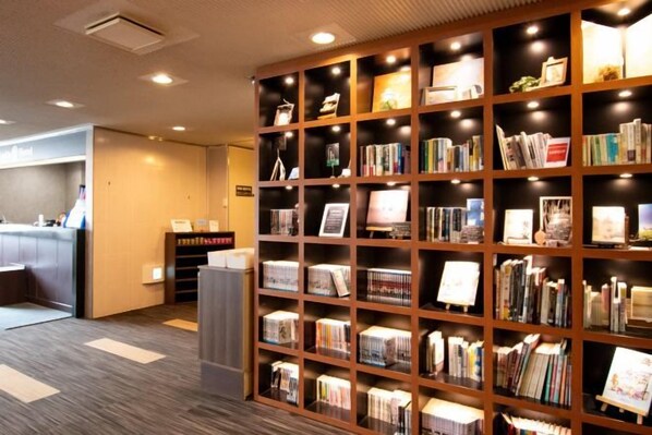Une bibliothèque avec des étagères et un comptoir d’accueil.