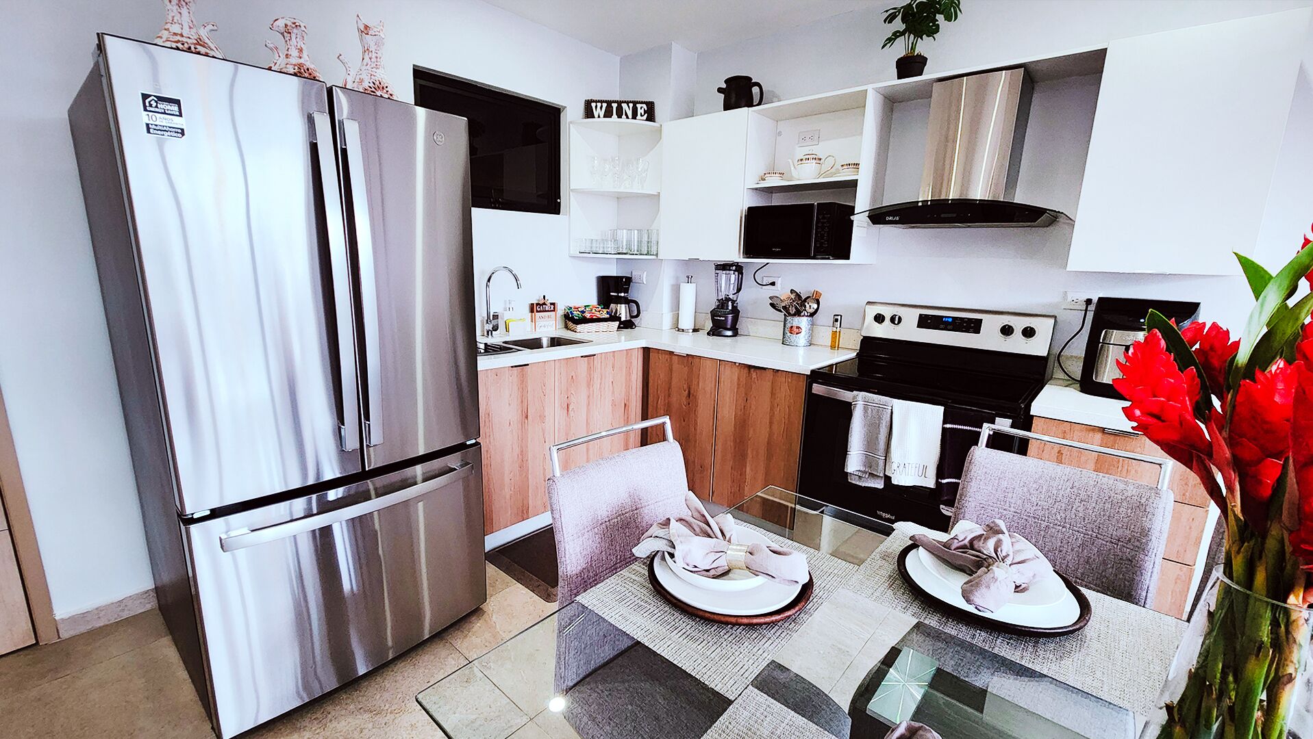 Een koffiezetapparaat/waterkoker, een koelkast, een microgolfoven