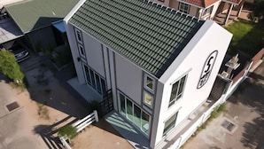 A modern two-story building with a flat roof and large windows. - Sealoft,Pattaya (Pattaya)