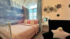 A bedroom with a bed, a desk, and a chair. - Favorite Bonjour Shenzhen Seaview Meisu (Shenzhen)