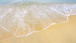 A beach with clear water and gentle waves. - Favorite Bonjour Shenzhen Seaview Meisu (Shenzhen)