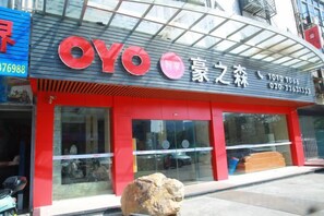 Une devanture de magasin avec une façade rouge et une grande vitrine.