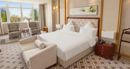 Seven Star Lake Desert Hotel