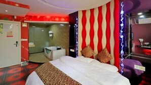 A hotel room with a bed, a bathroom, and a shower area. - Blue Wave 128 Pulai Hotel (Shanghai)