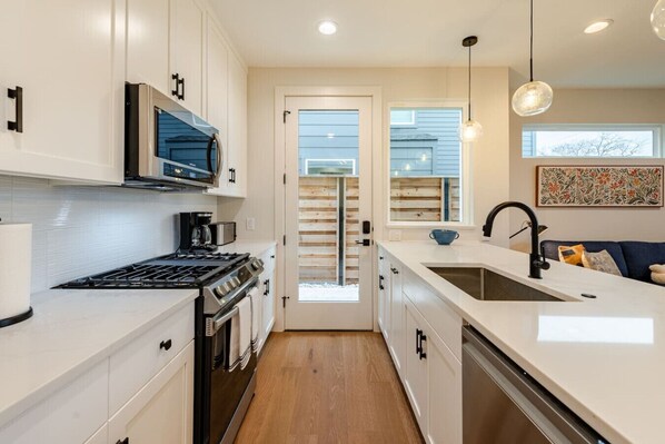 Réfrigérateur, four à micro-ondes, un four, surface de cuisson