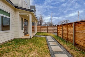 Exterior detail - Charming 3-bedroom house 3 min from UT Stadium! (Austin)
