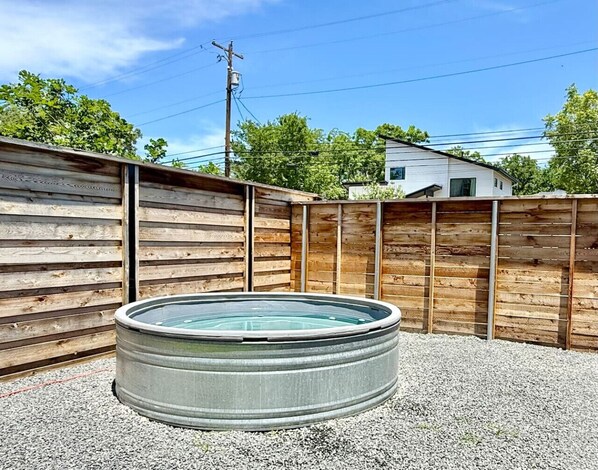 Outdoor spa tub - Dip & Dine Downtown - Stylish East Side Stay w King Suites for All Mins to Moody (Austin)