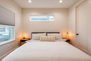 3 bedrooms, desk, iron/ironing board, travel cot - Charming 3-bedroom house 3 min from UT Stadium! (Austin)