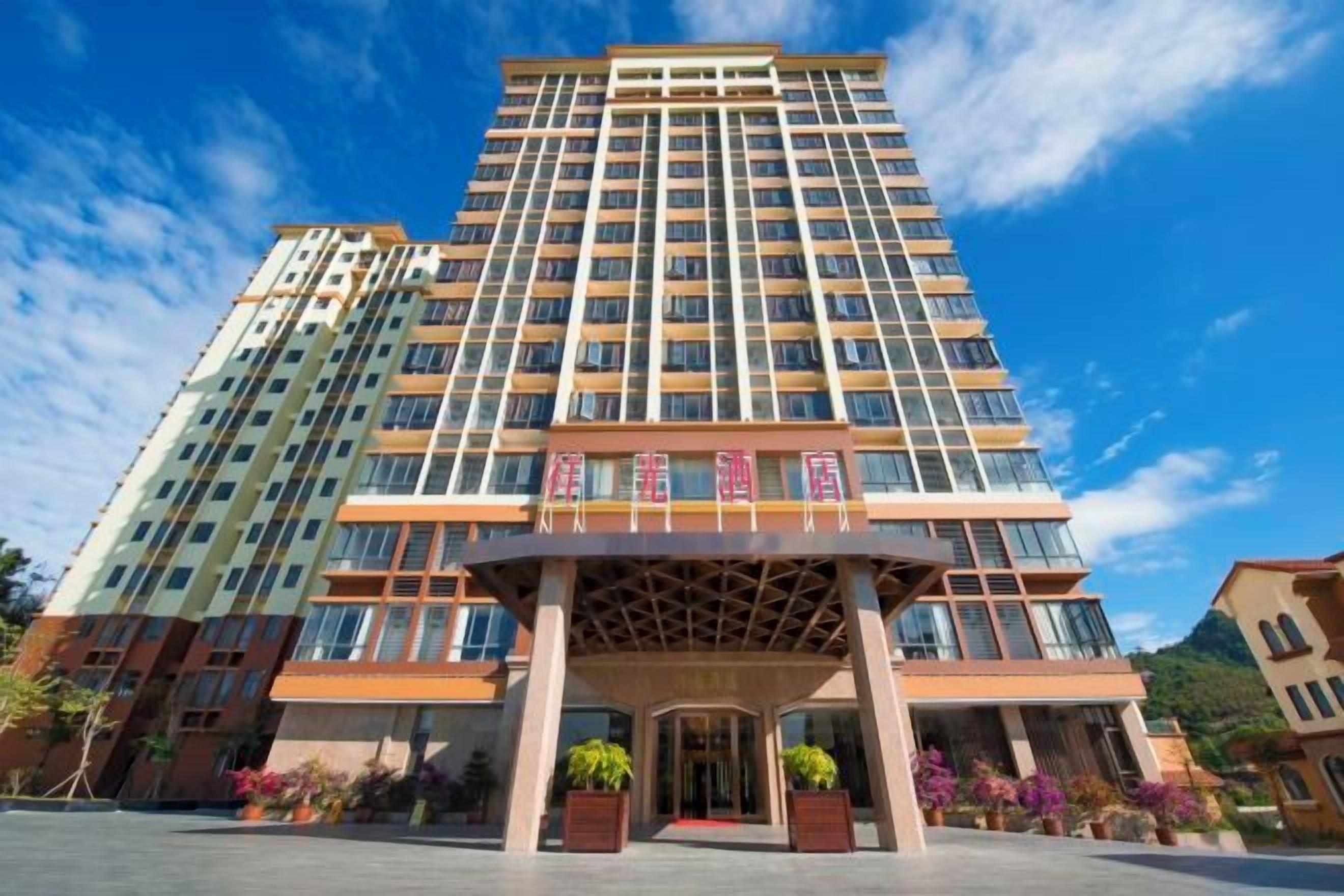 Un hotel de varios pisos con una entrada destacada y una amplia fachada.