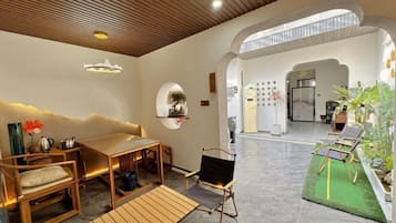 المنشأة من الداخل