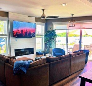 Smart TV, fireplace, books - Lakeside 5-bedrm/4bath home in Lake Como w/ paddleboards, kayaks, canoe by beach (Lake Geneva)