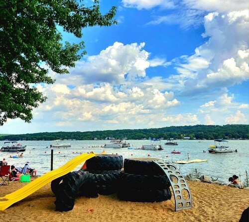 Lakeside 5-bedrm/4bath home in Lake Como w/ paddleboards, kayaks, canoe by beach