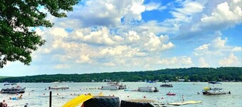 Lakeside 5-bedrm/4bath home in Lake Como w/ paddleboards, kayaks, canoe by beach