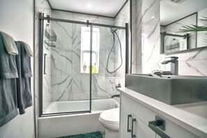 Hair dryer, towels, toilet paper - Sherby LUX: Central, Parking, Renovated, Sleeps 6 (Sherbrooke)