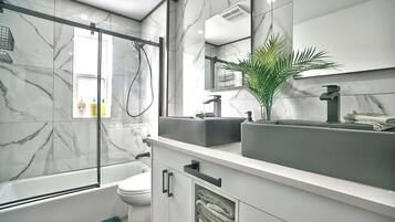 Haartrockner, Handtücher, Toilettenpapier