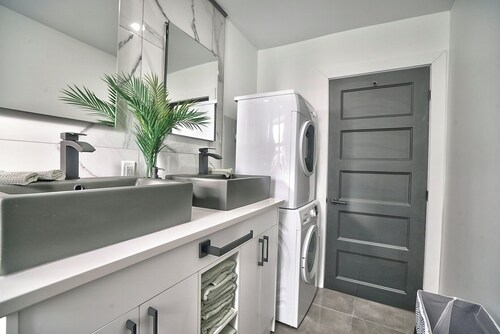 Sherby LUX: Central, Parking, Renovated, Sleeps 6