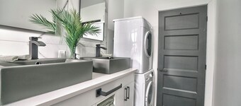 Sherby LUX: Central, Parking, Renovated, Sleeps 6