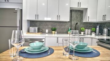 Køleskab, mikrobølgeovn, ovn, kogeplade