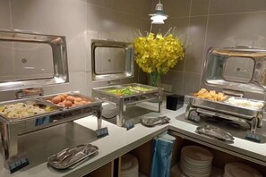 A buffet setup with various food items and utensils. - Home Inn (Qingdao Shandong University Blue Silicon Valley ) (Qingdao)