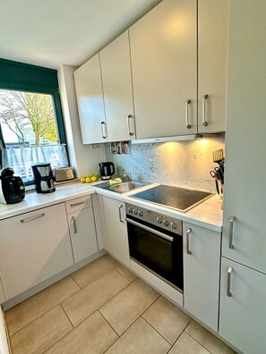 Fridge, oven, stovetop, dishwasher