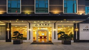 L’extérieur de l’hôtel Dong Chang se distingue par sa façade moderne, ses grandes fenêtres et son entrée accueillante.