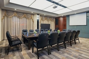 A conference room with a long table, chairs, a projector, and a screen. - Dong Chang Hotel (Dongguan Hengli China Resources Shopping Plaza) (Dongguan)
