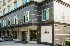 Ein Hotel mit moderner Fassade, großen Fenstern und einem markanten Eingang.