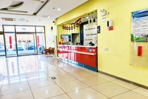 A reception area with a counter, chairs, and a glass door entrance. - Days Inn Chain Hotel (Beijing Shangdi Xixiaokou Subway Station) (Beijing)