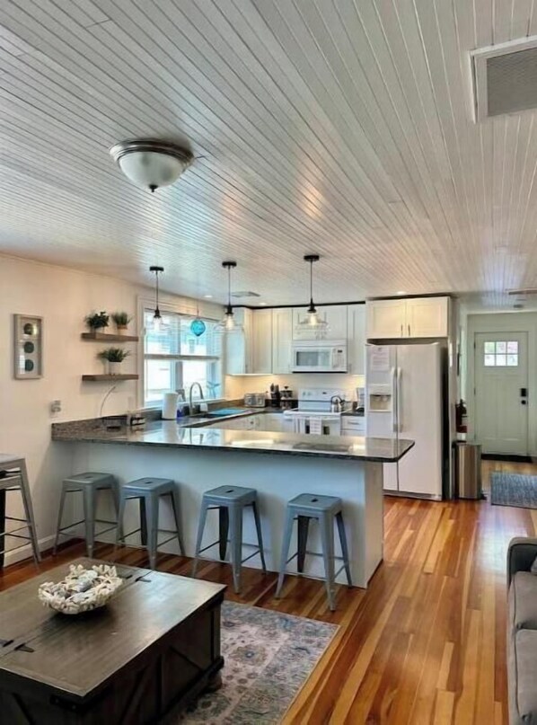 Kylskåp, mikrovågsugn, ugn och spishäll