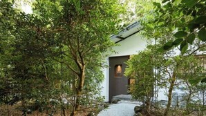A pathway leading to a building surrounded by dense foliage. - VOYAN RESORT Izu MADOKA (Ito)