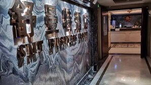Un comptoir d’accueil avec un mur en marbre et une enseigne indiquant « REPUBLIC BUSINESS LINE ».